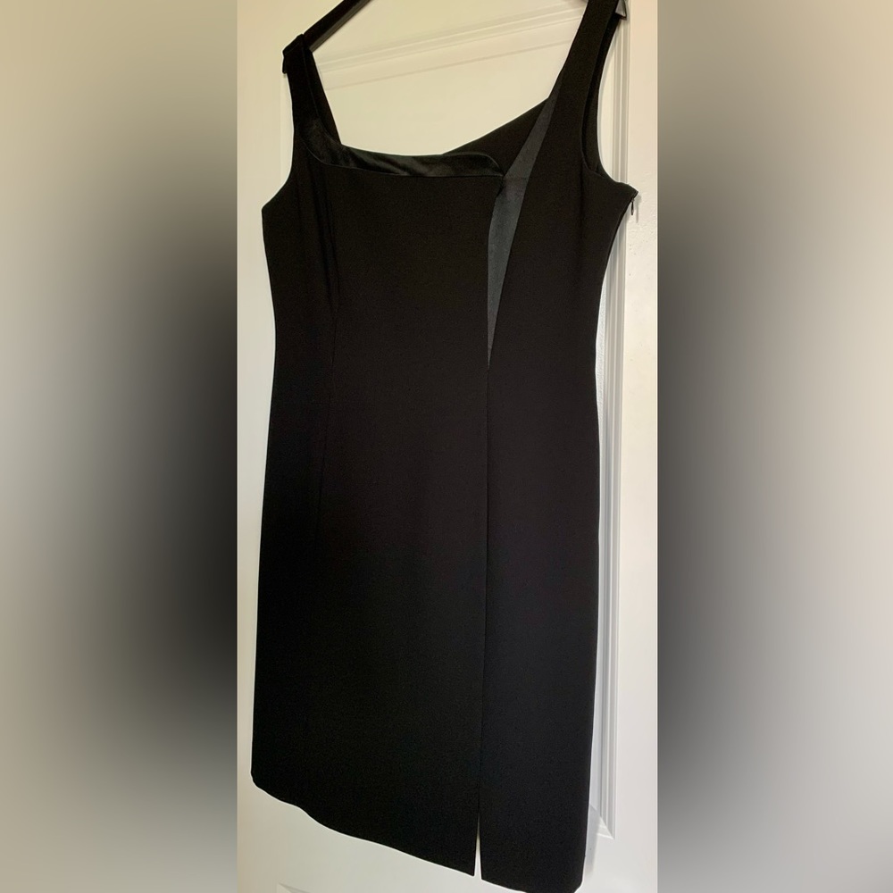 LN STUNNINGLY BEAUTIFUL JONES NEW YORK CLASSIC BLACK DRESS. FULLY LINED.